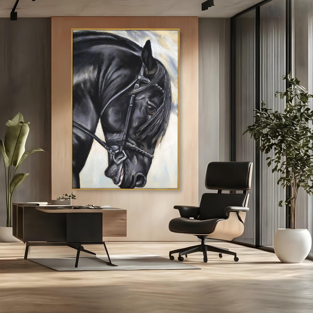 Tablou canvas cu tablou canvas cu pictura de armasar negru in profil, in rama de aluminiu auriu, pe perete intr-un birou